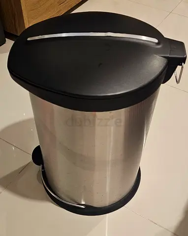 Pedal stainless steel trash with lid