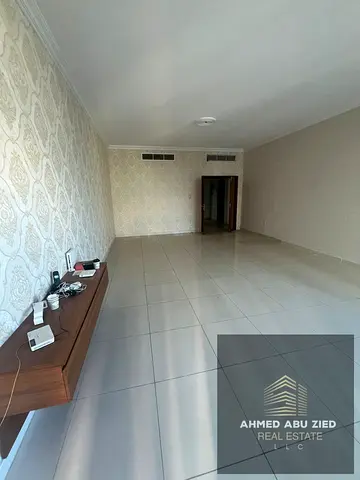 3 غرف نوم بمساحات واسعة غرفة نوم ماستر صالة كبيرة بتصميم مريح عدد 3 حمامات غرفة خادمة ماستر غرفة غسيل مستقلة بلكونة بإطلالة بحرية مفتوحة مطبخ عملي بتش
