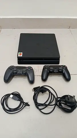 Ps4 Slim with 2 controlers