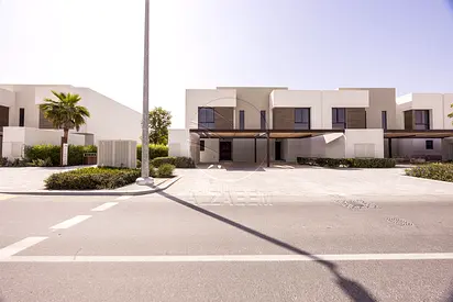 VACANT 3BR TH | Prime Location | FURNISHED!