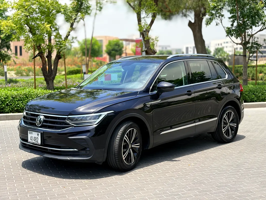 Volkswagen Tiguan 2021 — photo 1 of 13