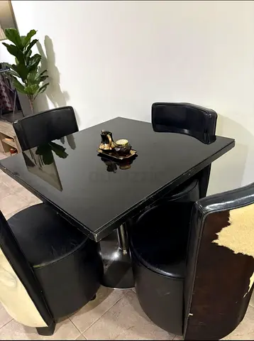 Compact Black Gloss Dining Table with 4 Curved Leather Chairs (Cowhide Backing)