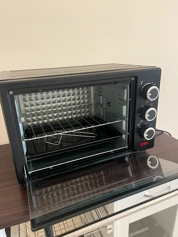 Compact countertop electric oven - Barely used, good condition