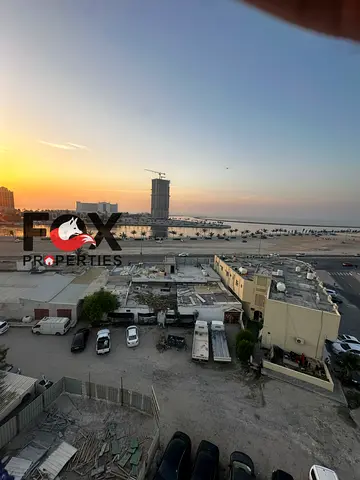 غرفة وصالة للإيجار السنوي بكورنيش عجمان بإطلالة بحرية رائعة، حمام، موقع مميز قريب من جميع الخدمات، السعر 31 ألف، 6 دفعات، التأمين شيك.