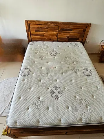 Solid Acacia Wood Bed Frame (Queen Size)