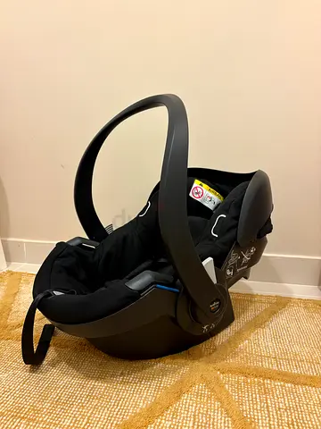 YoYo BabyZen Infant Car Seat - Good Condition