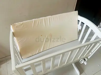 White wooden baby cradle/bassinet with mattress - used, good condition