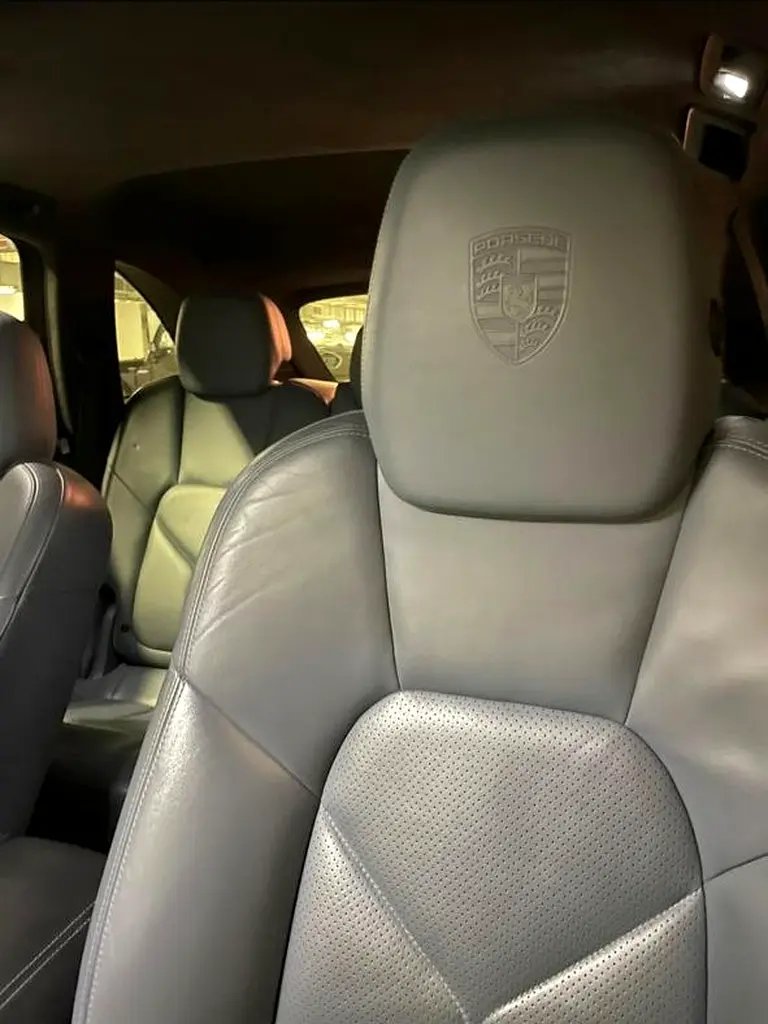 Porsche Cayenne 2013 — photo 1 of 6