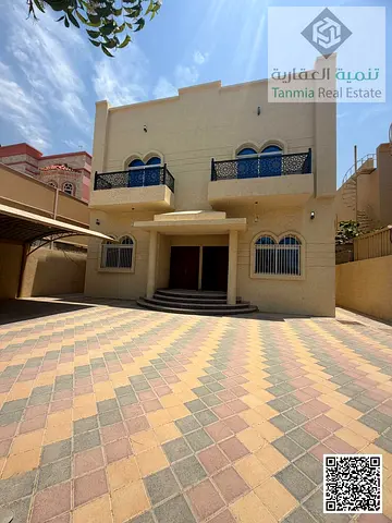 فيلا للبيع في المويهات 1، عجمان | عمر البناء 7 سنوات | مساحة الأرض 5000 قدم مربع | مساحة البناء 4380 قدم مربع | طابق أرضي + طابق أول + سطح + مظلة | تش
