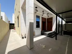 Furnished villa with 5 master bedrooms, living room and salon, covered parking, fully furnished, qu