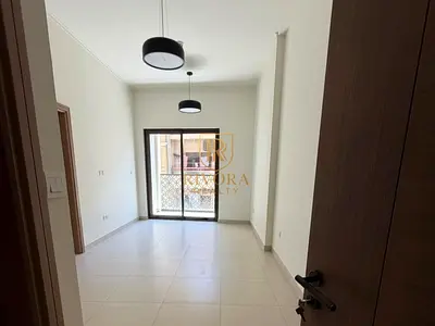 شقة بغرفة نوم واحدة مع شرفة في مبنى جديد