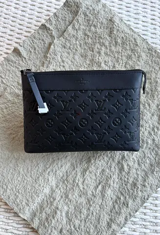 Louis Vuitton pochette voyage clutch