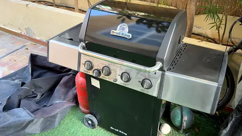 Broil King Gas BBQ Grill (built-in lid thermometer) - Good Condition