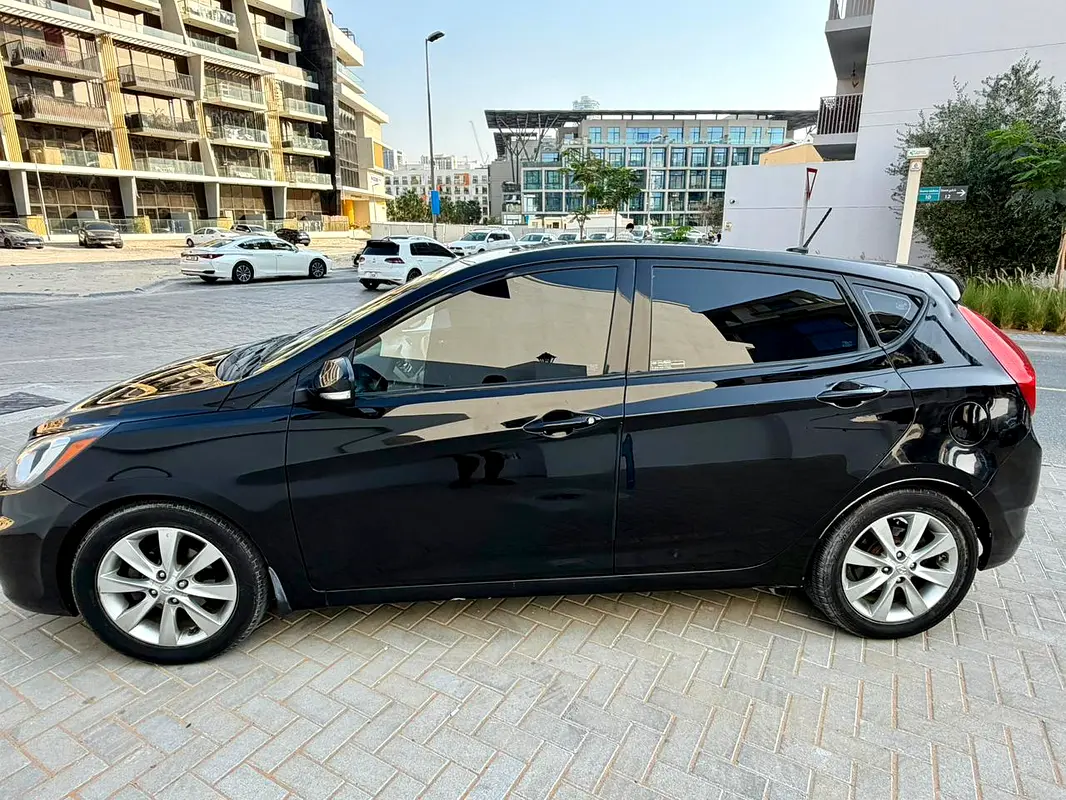 Hyundai Accent 2013 — photo 1 of 9