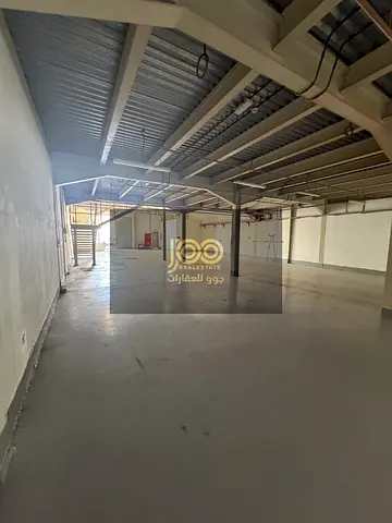 Warehouses and distinctive commercial spaces in a strategic location suitable for storage, factories, showrooms, and various commercial activities.