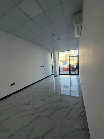 A brand new commercial shop, first tenant, in a corner location with a clear facade and excellent view, and compliant with security, safety and civil