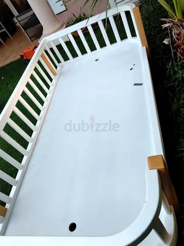White Wooden Baby Crib/Daybed in Good Condition