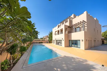 Excellent location | 6 Bedroom | Large Plot
