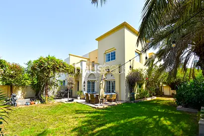 1E | Lake backing | Upgraded | Spacious