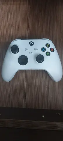 White Xbox Wireless Controller (Good Condition)