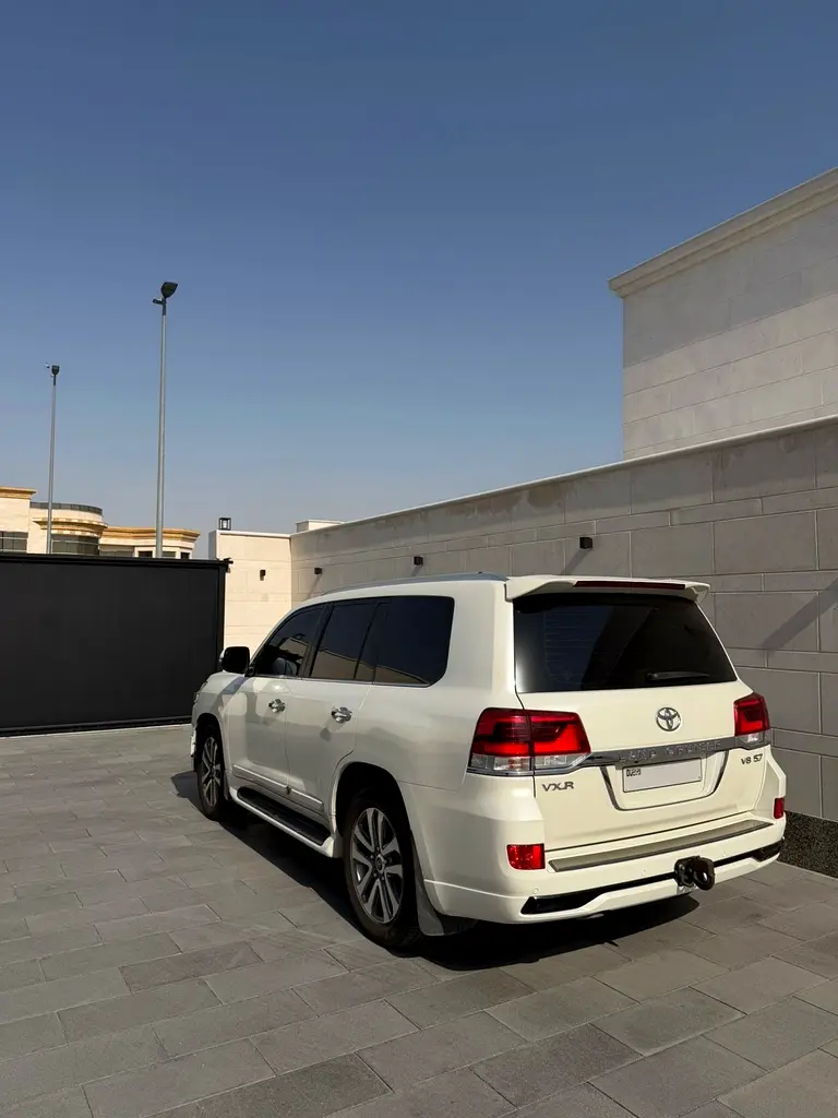 Toyota Land Cruiser 2018 — photo 1 of 5
