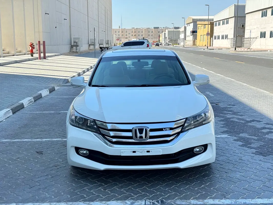 Honda Accord 2016 — photo 1 of 14