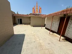 4 bed room yaed maids room 2 small room 8000 sqft on the road price 980k