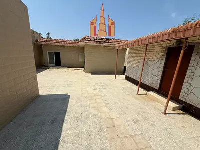 4 bed room yaed maids room 2 small room 8000 sqft on the road price 980k
