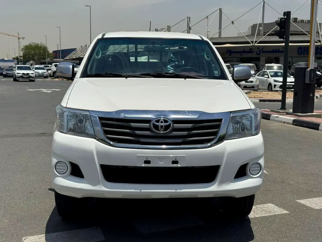Toyota Hilux 2013 — photo 1 of 13