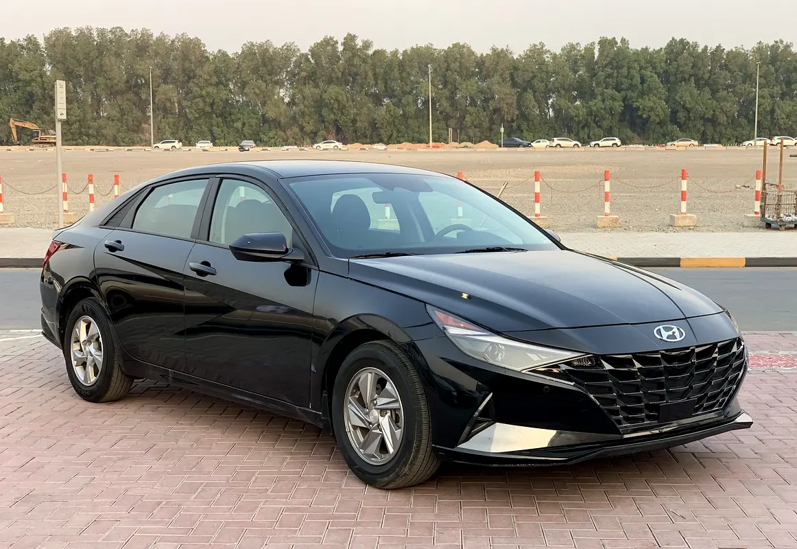 Hyundai Elantra 2023 — photo 1 of 14