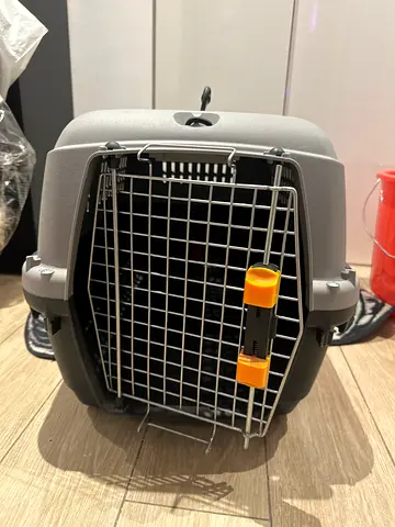 Hard Plastic Pet Carrier / Travel Crate - Medium airline approved