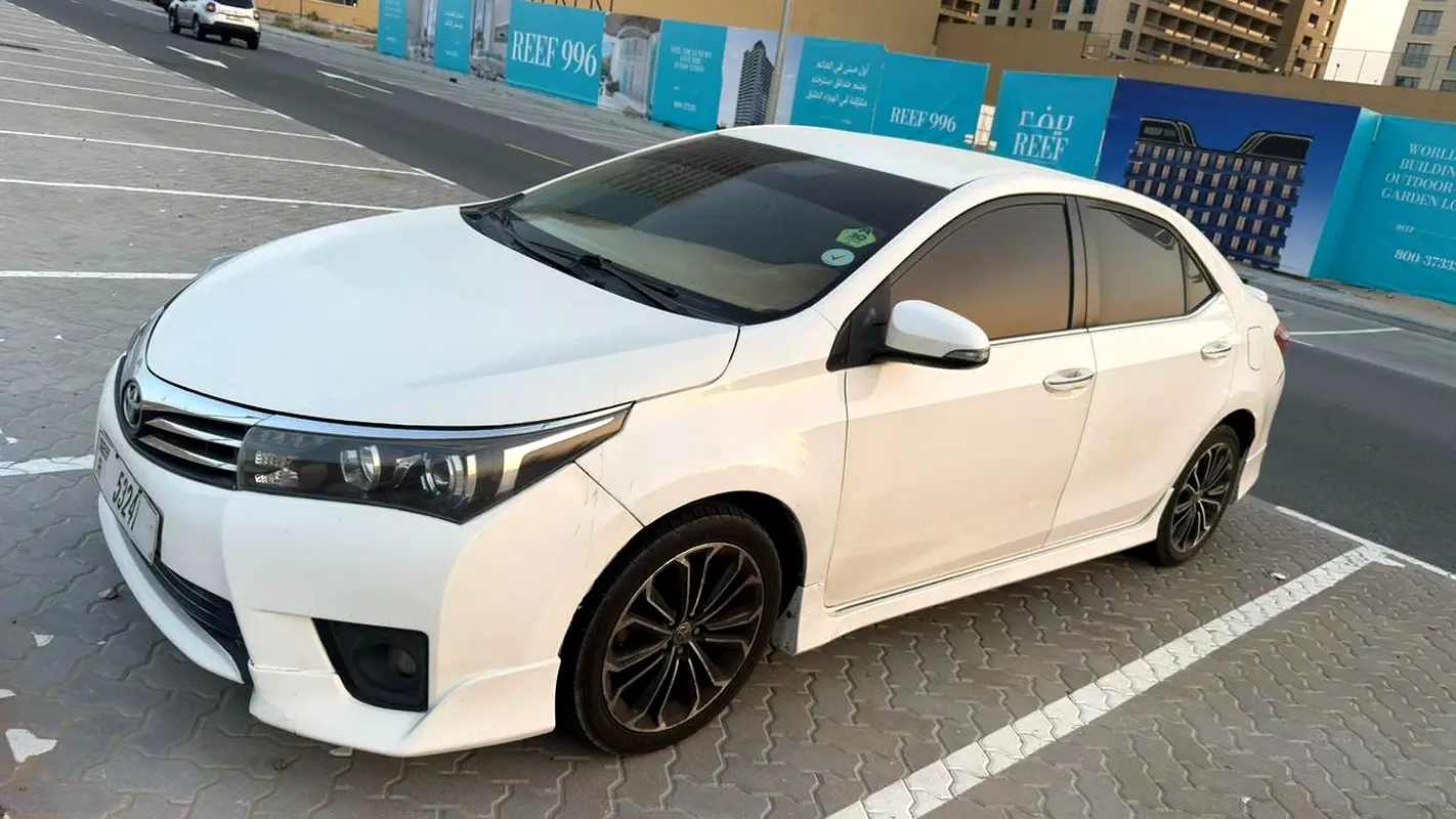 Toyota Corolla 2015 — photo 1 of 4
