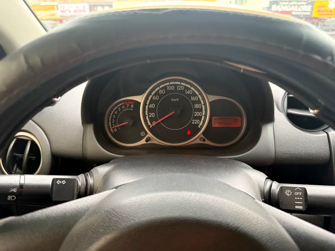 Mazda 2 2013 — photo 1 of 10