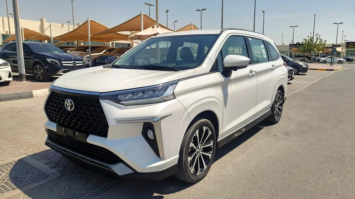 Toyota Veloz 2023 — photo 1 of 20