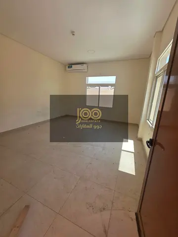 الفيلا مناسبة للعائلات الصغيرة والمتوسطة الباحثة عن سكن مريح بسعر مناسب في منطقة مميزة داخل أم القيوين