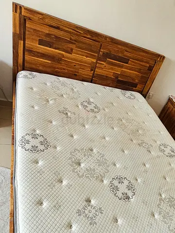 Solid Acacia Wood Bed Frame (Queen Size)