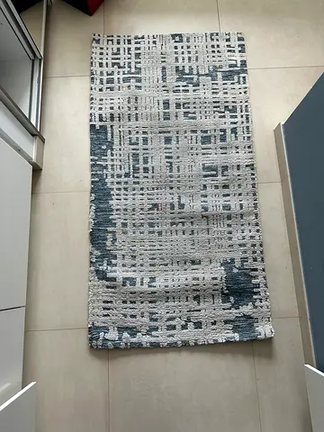 Modern Area Rug / Carpet – Good Condition