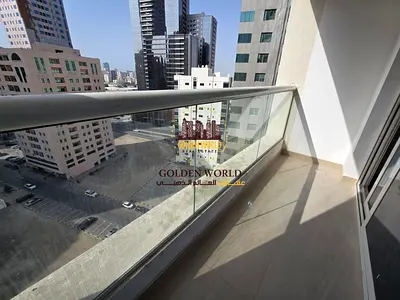 شقة غرفتين وصالة للإيجار في النهدة الشارقة مع بلكونة وإطلالة مفتوحة وباركينغ مجاني وغرفتين ماستر وثلاث حمامات وتشطيب حديث ومساحات مريحة وموقع حيوي قر