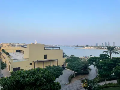 Skyline Luxury | Spacious | Shoreline Apartment