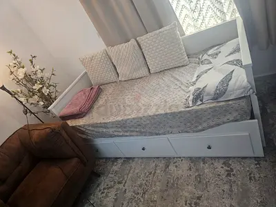 White wooden daybed with storage drawers - single/guest bed Extendable