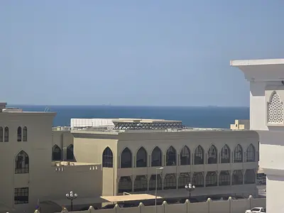 مساحة واسعة_بناء عائلي_قريب من مخرج دبي وشاطئ الحيرة_أطلالة مفتوحة_موقع مميز