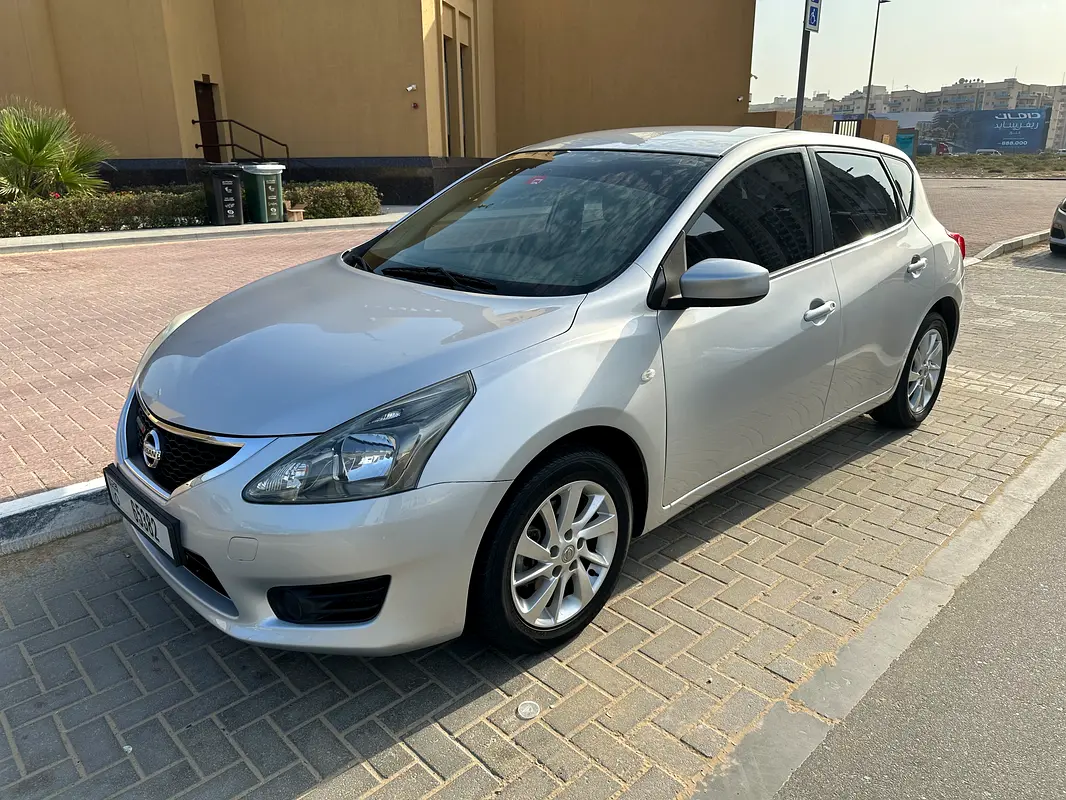 Nissan Tiida 2015 — photo 1 of 8