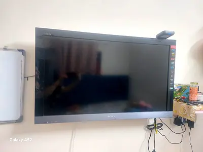 Sony Bravia flat panel TV - wall mounted, good working condition