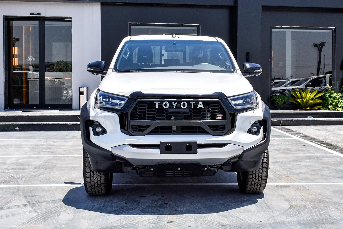 Toyota Hilux 2026 — photo 1 of 9