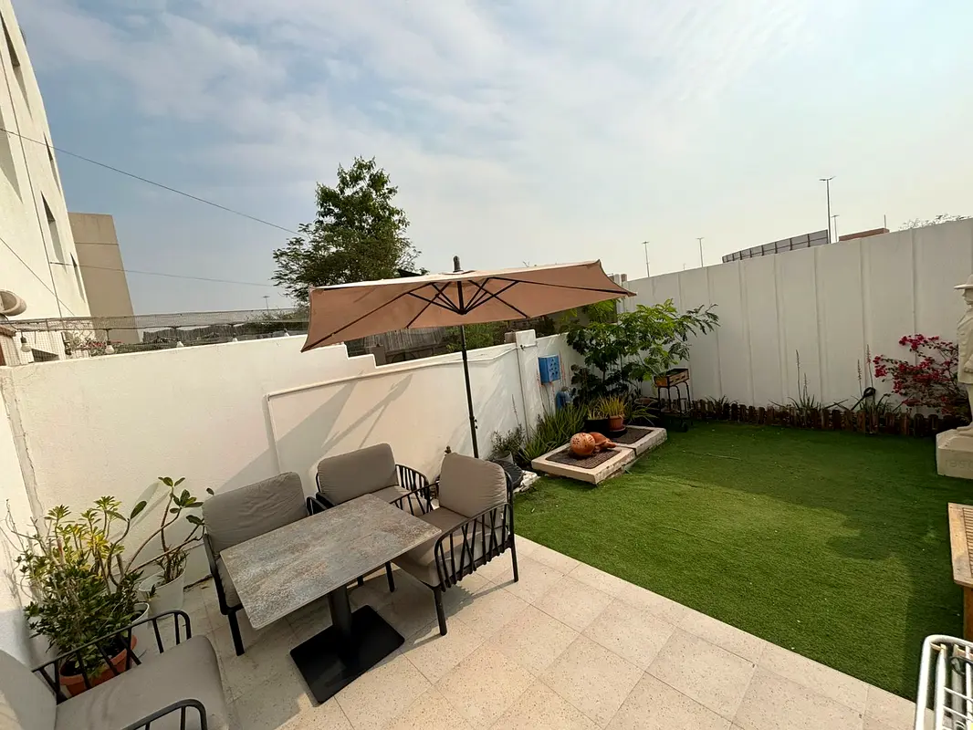 SPACIOUS UNIT SINGLE ROW 3BR VILLA BOOK NOW