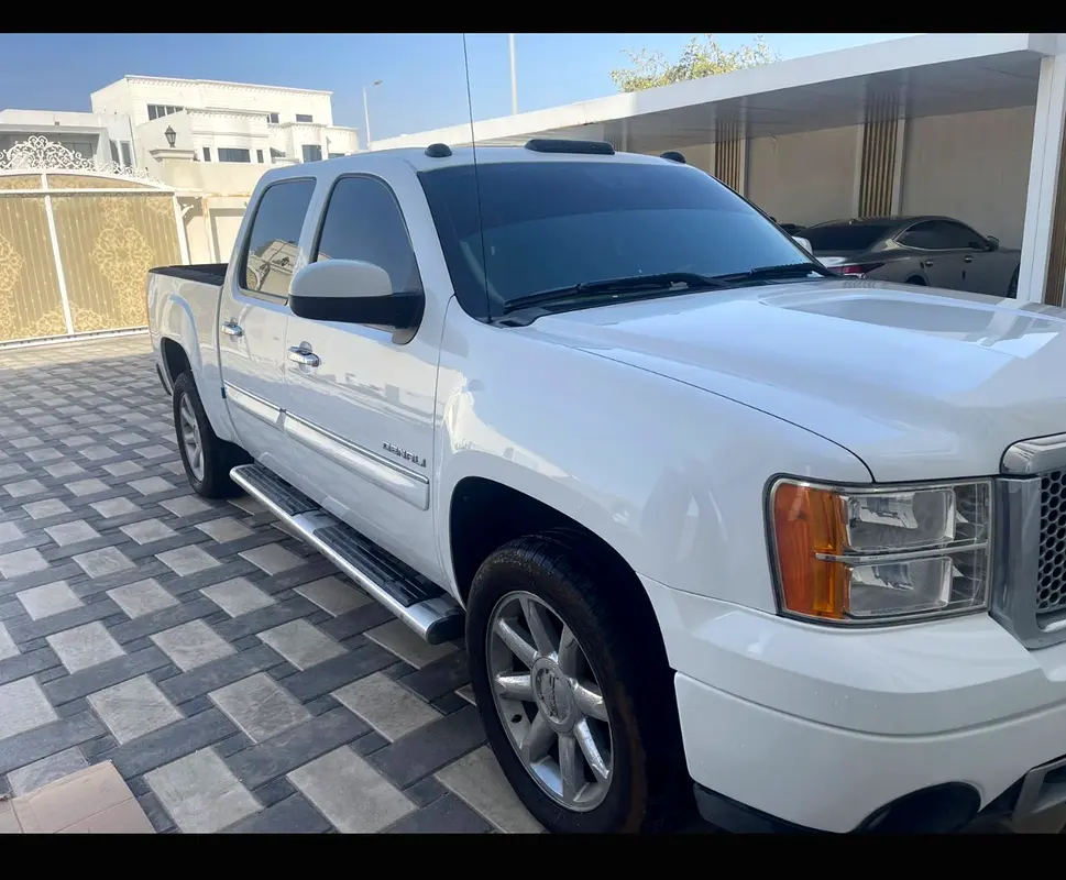 GMC Sierra 2012 — photo 1 of 4