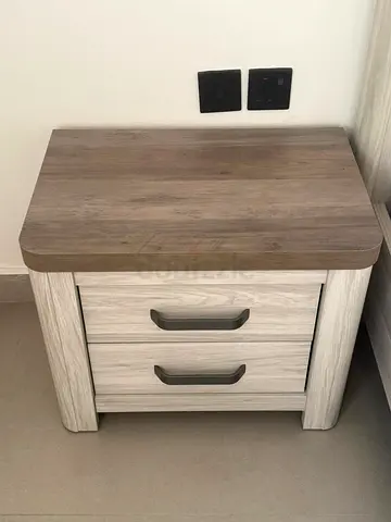 2 nightstands