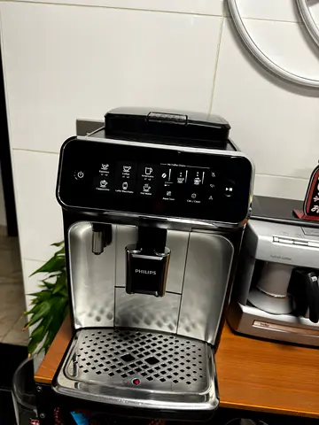 Philips Series 3200 Fully Automatic Espresso Machine - 1500W, LatteGo, Touch Display, 5 Beverages