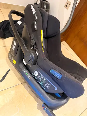 Anua infant car seat with base - used, good condition