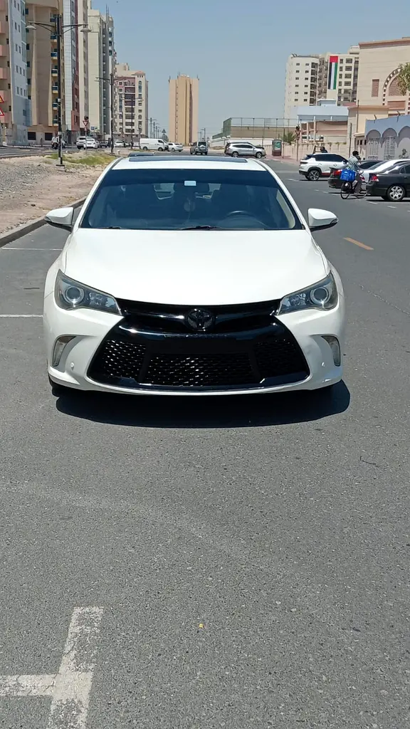 Toyota Camry 2017 — photo 1 of 20